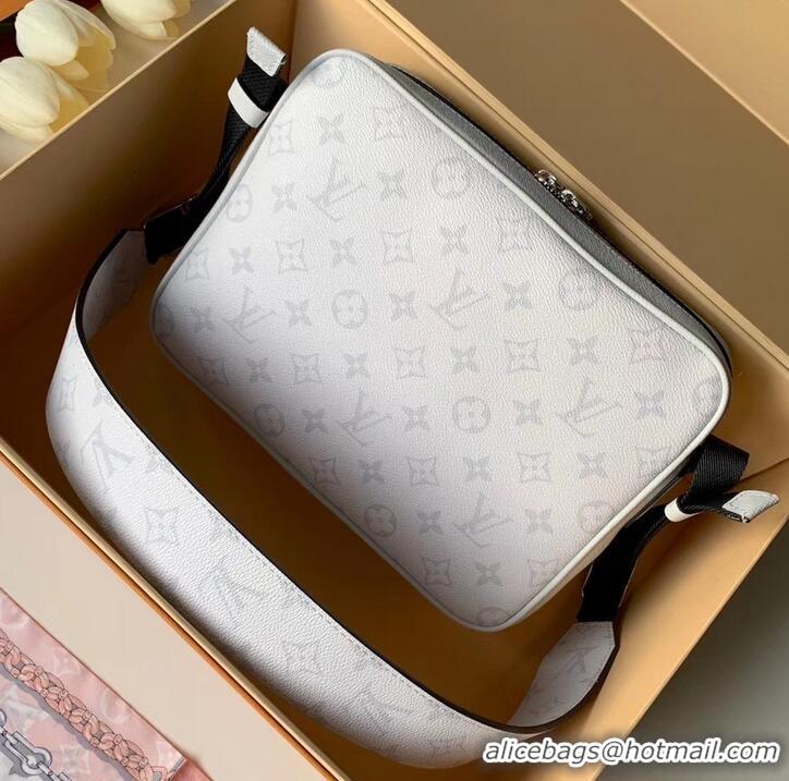 Crafted louis vuitton Outdoor Messenger bag m30243 blanc in taiga leather