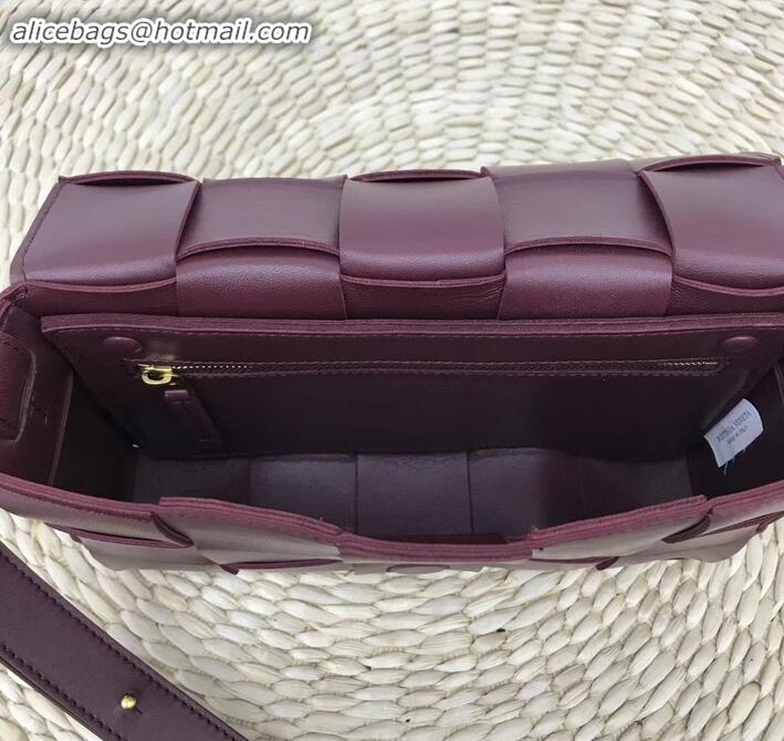 Market Sells Bottega Veneta Cassette Crossbody Bag In Maxi Intrecciato BV90726 Burgundy 2019