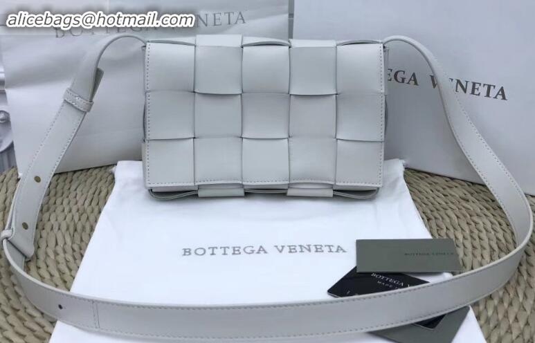 Duplicate Bottega Veneta Cassette Crossbody Bag In Maxi Intrecciato BV90726 White 2019