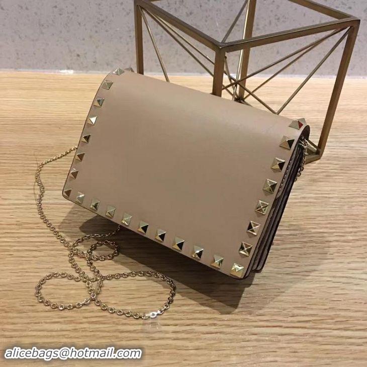 Classic Valentino Garavani Rockstud leather clutch 01327 apricot