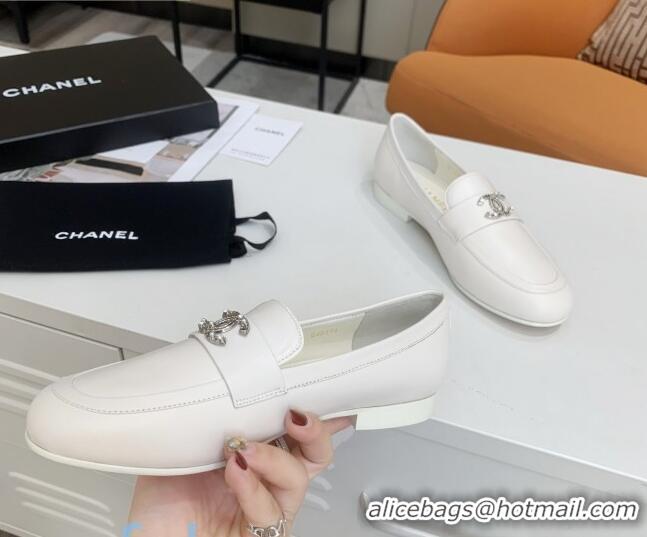 Famous Brand Chanel Calfksin Chain Charm Loafers G36420 White 2020