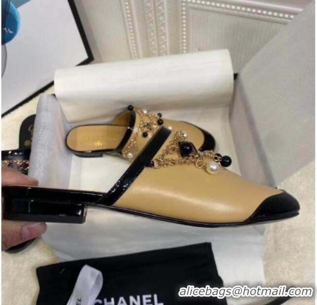 Good Product Chanel Leather Flat Mules with Chain 010933 Beige 2021