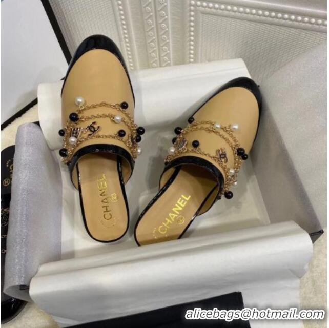 Good Product Chanel Leather Flat Mules with Chain 010933 Beige 2021