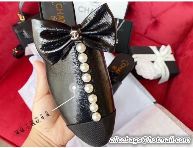 Charming Chanel Wax Calfskin Flat Mules with Pearl and Bow Black 331101