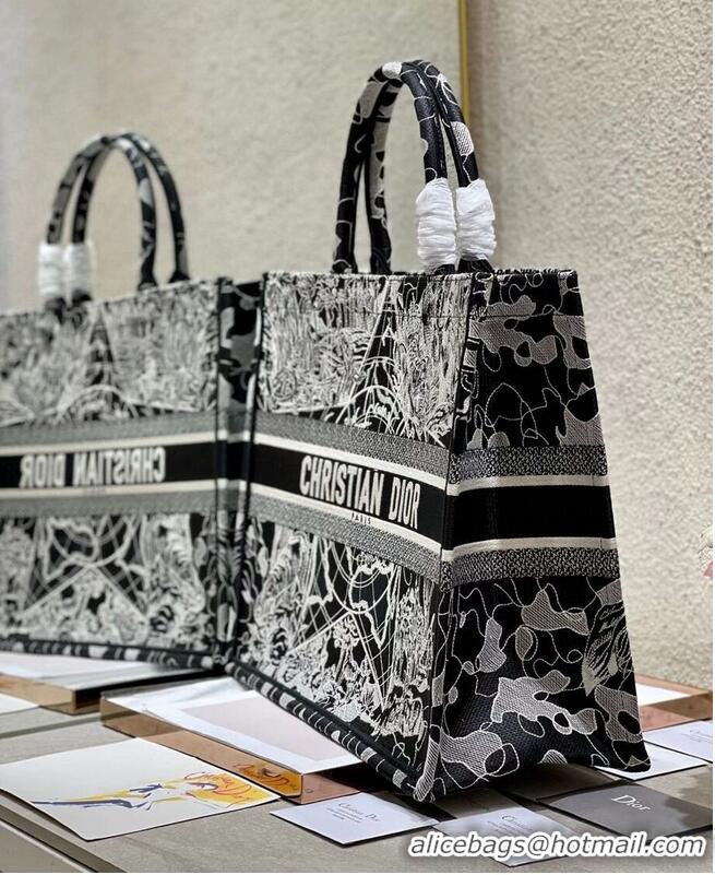 Spot Discount DIOR BOOK TOTE Black and white globe Embroidery M1286ZR