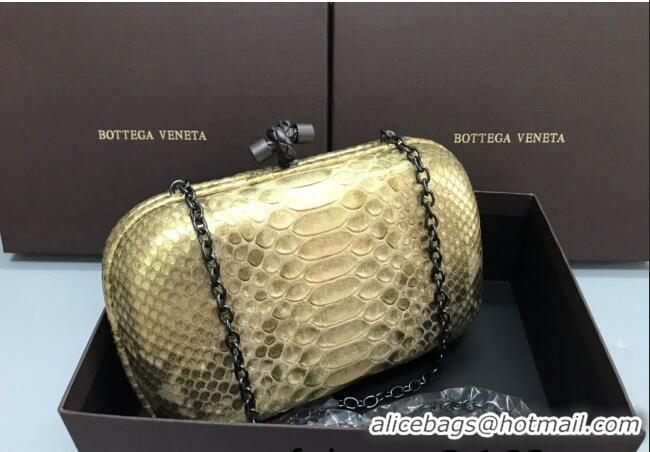 Good Looking Bottega Veneta Knot Clutch in Pythonskin Calfskin BV2101 Gold 2021