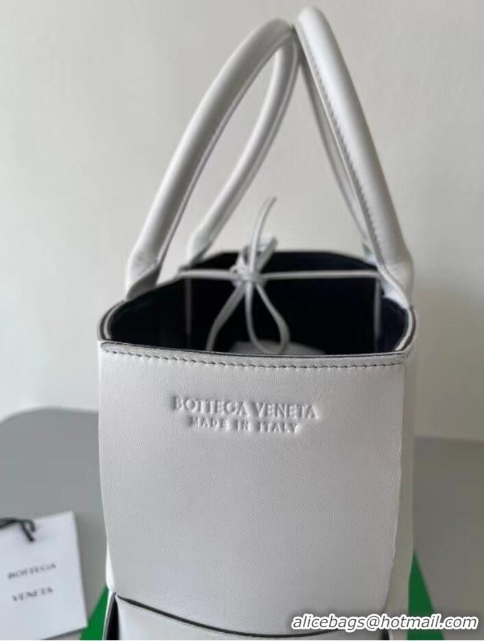 Shop Grade Bottega Veneta ARCO TOTE 652867 white&black