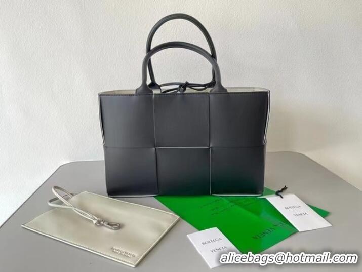 Promotional Bottega Veneta ARCO TOTE 652867 black&white