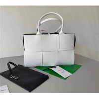 Shop Grade Bottega Veneta ARCO TOTE 652867 white&black