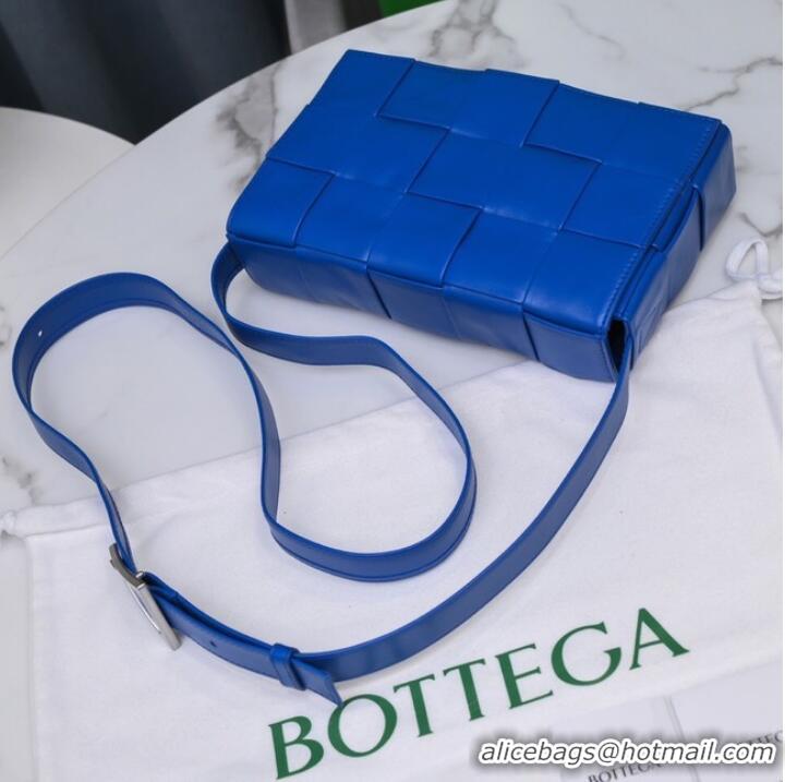 Buy Fashionable Bottega Veneta CASSETTE 018101 blue