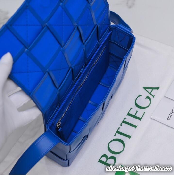 Buy Fashionable Bottega Veneta CASSETTE 018101 blue