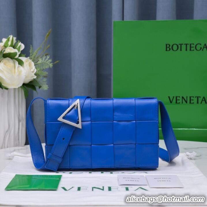 Buy Fashionable Bottega Veneta CASSETTE 018101 blue