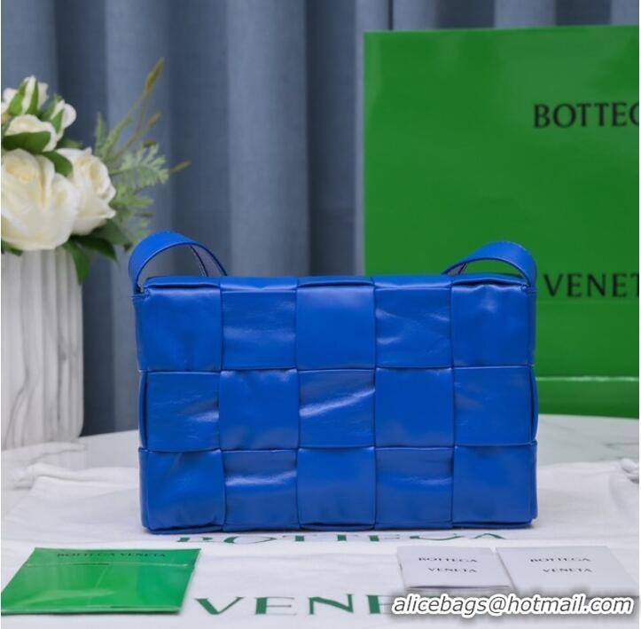 Buy Fashionable Bottega Veneta CASSETTE 018101 blue