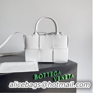 Promotional Bottega Veneta ARCO TOTE Small intrecciato grained leather tote bag 709337 white