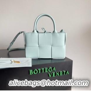 Trendy Design Bottega Veneta ARCO TOTE Small intrecciato grained leather tote bag 709337 light blue