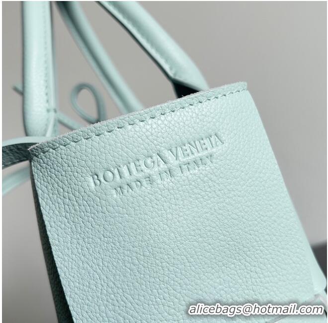 Trendy Design Bottega Veneta ARCO TOTE Small intrecciato grained leather tote bag 709337 light blue