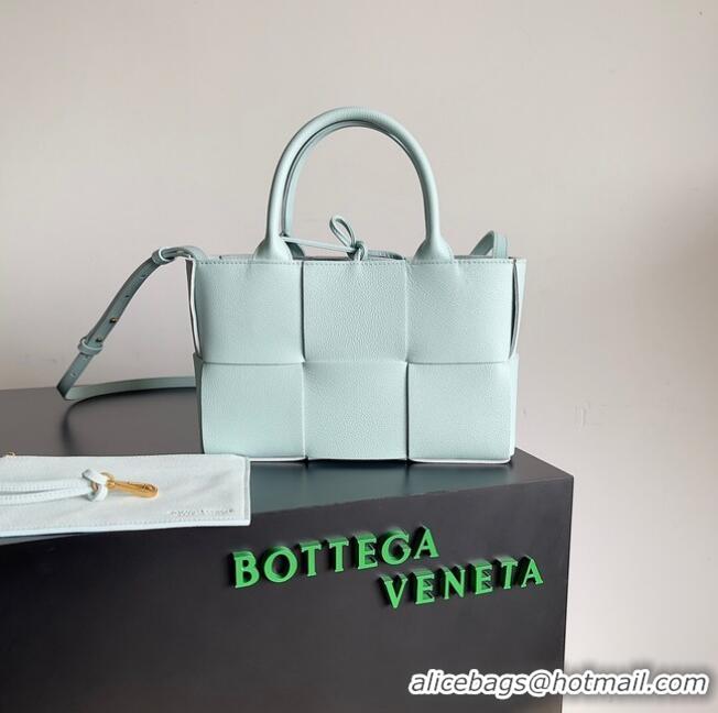 Trendy Design Bottega Veneta ARCO TOTE Small intrecciato grained leather tote bag 709337 light blue