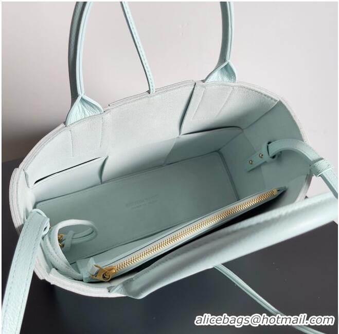 Trendy Design Bottega Veneta ARCO TOTE Small intrecciato grained leather tote bag 709337 light blue