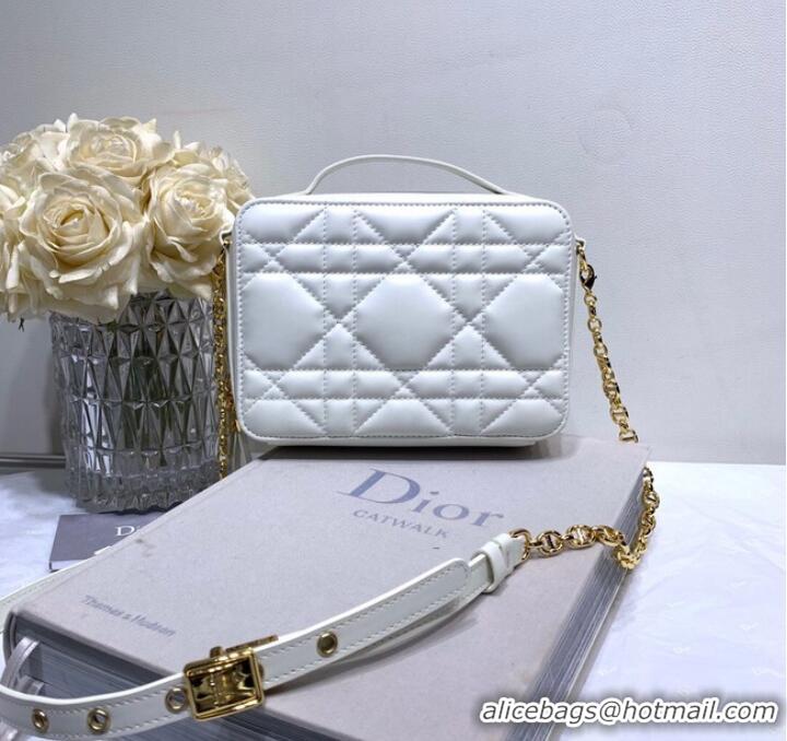 Pretty Style DIOR CARO BOX BAG WITH CHAIN Latte Quilted Macrocannage Calfskin S5140UNG white