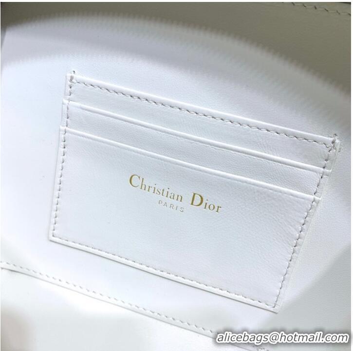 Pretty Style DIOR CARO BOX BAG WITH CHAIN Latte Quilted Macrocannage Calfskin S5140UNG white