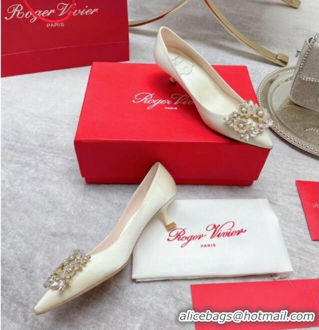 Top Design Roger Vivier RV Bouquet Crystal Pearl Buckle Pumps in Silk 4.5cm White 101144