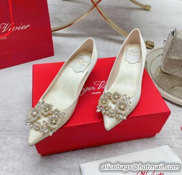 Top Design Roger Vivier RV Bouquet Crystal Pearl Buckle Pumps in Silk 4.5cm White 101144