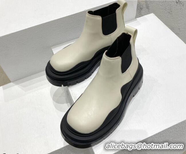 Purchase Bottega Veneta Tire Calfskin Ankle Chelsea Boot White/Black 072142