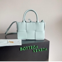 Trendy Design Bottega Veneta ARCO TOTE Small intrecciato grained leather tote bag 709337 light blue