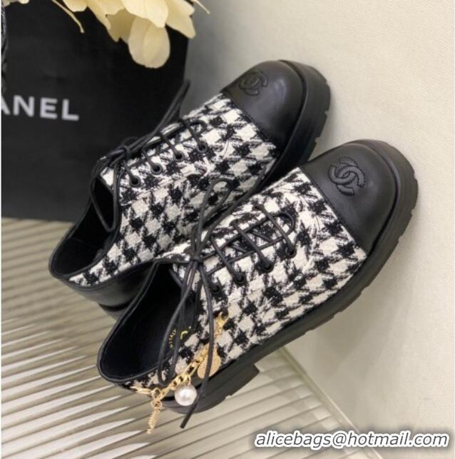 Good Looking Chanel Tweed Lace-ups with Chain Charm G39393 Black/White 110390