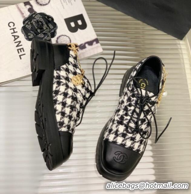 Good Looking Chanel Tweed Lace-ups with Chain Charm G39393 Black/White 110390