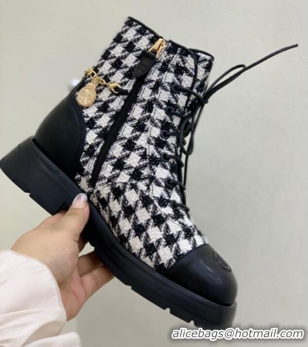 Pretty Style Chanel Tweed and Calfskin Lace-ups with Chain Charm G39393 Black/White