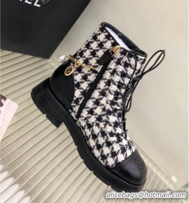 Pretty Style Chanel Tweed and Calfskin Lace-ups with Chain Charm G39393 Black/White