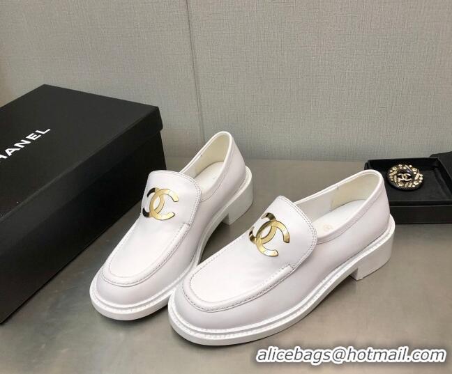 Pretty Style Chanel Shiny Calfskin Loafers with CC Charm 6cm G39602 White