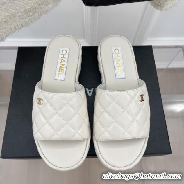 Generous Chanel Quilted Lambskin Slide Sandals 3cm White 020762