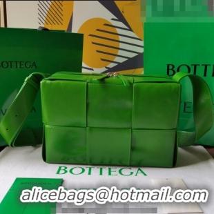 Pretty Style Bottega Veneta Arco Camera Bag Bag in Maxi-Intrecciato 731165 Avocado Green 2023