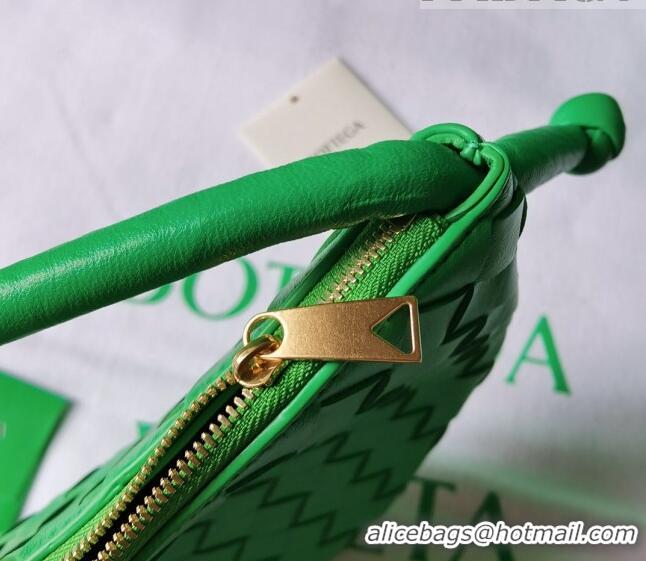 ​Shop Fashion Bottega Veneta Small Turn Pouch in Intrecciato leather 701023 Green 2023