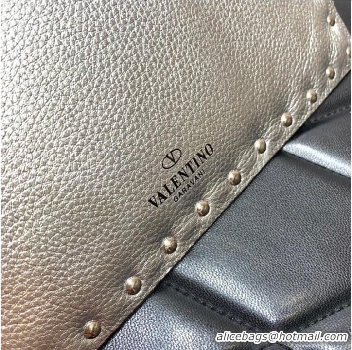 Pretty Style VALENTINO Garavani Rockstud Calfskin Clutch WP0P87R Silver