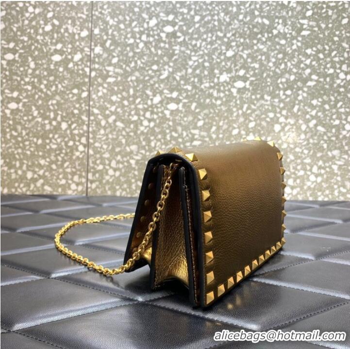 Luxury Discount VALENTINO Garavani Rockstud Calfskin Clutch WP0P86R Brass