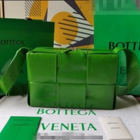 Pretty Style Bottega Veneta Arco Camera Bag Bag in Maxi-Intrecciato 731165 Avocado Green 2023