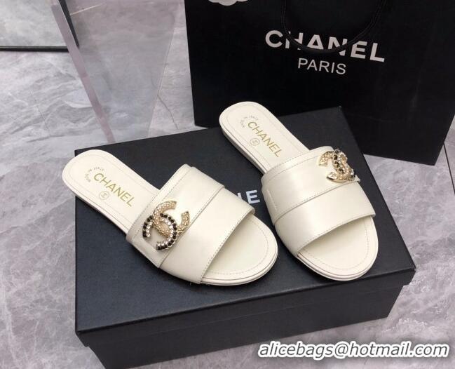 Sumptuous Chanel Lambskin Flat Slide Sandals with Chain CC White 327015