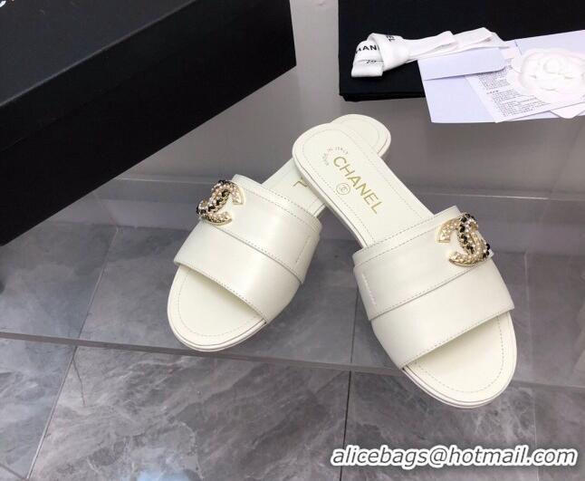 Sumptuous Chanel Lambskin Flat Slide Sandals with Chain CC White 327015