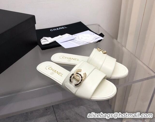 Sumptuous Chanel Lambskin Flat Slide Sandals with Chain CC White 327015