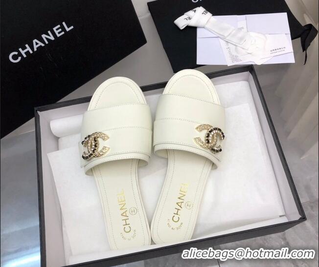 Sumptuous Chanel Lambskin Flat Slide Sandals with Chain CC White 327015