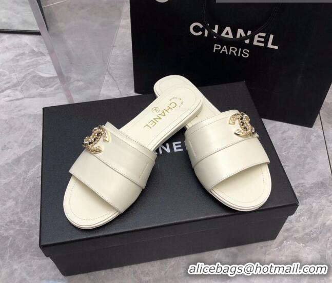 Sumptuous Chanel Lambskin Flat Slide Sandals with Chain CC White 327015