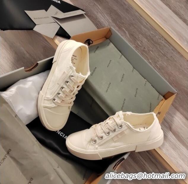 Pretty Style Balenciaga Paris Low-top Sneakers in Destroyed Canvas White 524037