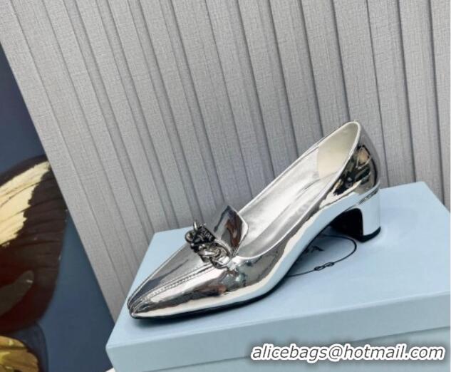 Good Looking Prada Patent Leather Pointed Pumps 4.5cm with Logo Chain Silver 821097