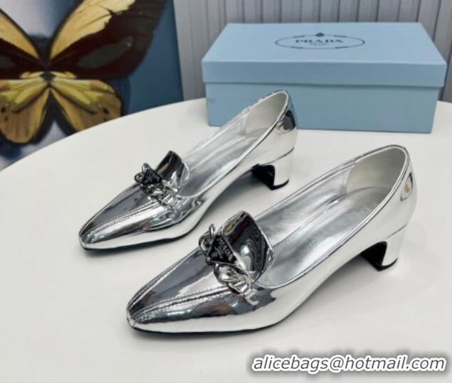 Good Looking Prada Patent Leather Pointed Pumps 4.5cm with Logo Chain Silver 821097