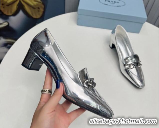 Good Looking Prada Patent Leather Pointed Pumps 4.5cm with Logo Chain Silver 821097