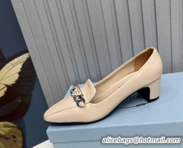 Best Product Prada Patent Leather Pointed Pumps 4.5cm with Logo Chain Nude 821098