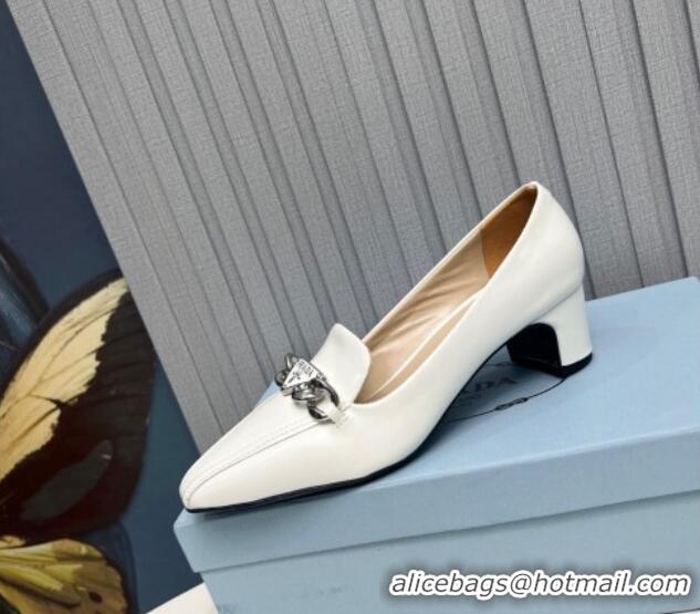 Pretty Style Prada Patent Leather Pointed Pumps 4.5cm with Logo Chain White 821099